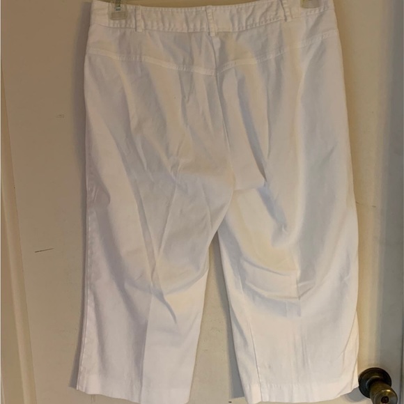 Larry Levine Womens White capris - Picture 2 of 4